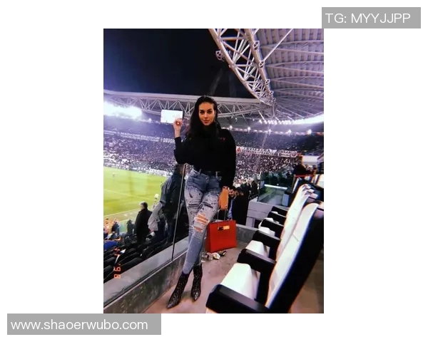 足球明星的维密女友如何在时尚与爱情之间找到平衡